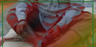 “أرقّع أحذيتهم لأعيش بالحلال؛ فيمسحون بي شوارعهم “