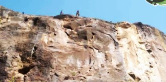 وفاة طفلين وإصابة الثالث بعد قيام والدهم برميهم من أعلى قمة صخرية عالية بريف إب