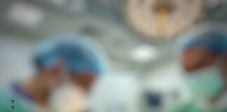 فريق طبي جراحي ينجح في إجراء عملية جراحية نادرة لإنقاذ حياة طفلة بإب