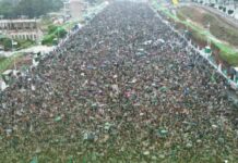 حشد جماهيري كبير في ساحات إب احتفاءً بذكرى المولد النبوي الشريف  إب7برس Ibb7press  شهدت ساحات محافظة إب، عصر اليوم الخميس، حشود جماهيرية واسعة وغير مسبوقة، وتحت زخات المطر وانهماره بغزارة شديدة، احتفى الآلاف من أبناء المحافظة بذكرى المولد النبوي الشريف على صاحبها وآله أفضل الصلاة وأزكى التسليم.  وتدفقت الحشود الجماهيرية المشاركة إلى ساحات الإحتفال بساحة الرسول في مدينة إب واستاد إب الرياضي للقطاع النسائي، وساحات مديريات يريم والعدين، في صورة عكست الروحانية التي يتحلى بها أبناء اليمن في حضرة رسول البشرية ومعلمها الأول محمد -صلى الله عليه وآله وسلم.  وجسد الحضور المهيب، والاحتفال المحمدي الذي لا مثيل له، ارتباط أبناء محافظة إب، برسول الأمة والإنسانية، وتجذر محبته في نفوسهم، حيث تحولت الساحات إلى لوحة إيمانية فريدة عكست وحدة وتلاحم أبناء اليمن في واحدة من أعظم المناسبات الدينية.  ورسمت الحشود صورة جامعة لوحدة أبناء اليمن خلف نبيهم الكريم، حيث التقت القلوب على محبته، وتوحدت الأرواح على التمسك بنهجه، ليجسد الجميع معنى الإيمان المتأصل في نفوسهم والمستمد من مسيرة المصطفى صلى الله عليه وآله وسلم.  وأكدت الحشود الملوينية، العهد والولاء لرسول الله صلى الله عليه وآله وسلم، والاقتداء به والتمسك بهديه، والمضي على نهجه وجهاده قولا وعملا، ونصرة الرسالة السماوية، امتداداً لموقف أجدادهم الذين ناصروا الرسول ونشروا الإسلام في أصقاع المعمورة.  ودعت الحشود الملايينية شعوب الأمة العربية والإسلامية إلى استلهام الدروس والعبر من هذه المناسبة الدينية العظيمة، في توحيد الصف والوقوف في مواجهة المخاطر والمؤامرات التي تواجه الأمة وفي مقدمتها التهديد الصـ…ـhـ..يوني المتفاقم وما يمارسه من إجــ..ـرام في غـ…ـzة.  تخلل الفعاليات المركزية بمختلف الساحات العديد من الكلمات والمشاركات التي أكدت أهمية المناسبة المباركة والأثر العظيم لإحيائها واستلهام الدروس والاقتداء والتأسي برسول الله واستذكار سيرته العطرة.  هذا وشهدت محافظة إب طوال الشهر المنصرم العشرات من الاحتفالات الرسمية والمجتمعية، وتزينت المنازل والشوارع العامة بهذه المناسبة الدينية الجليلة.