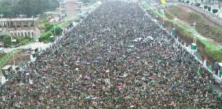 حشد جماهيري كبير في ساحات إب احتفاءً بذكرى المولد النبوي الشريف إب7برس Ibb7press شهدت ساحات محافظة إب، عصر اليوم الخميس، حشود جماهيرية واسعة وغير مسبوقة، وتحت زخات المطر وانهماره بغزارة شديدة، احتفى الآلاف من أبناء المحافظة بذكرى المولد النبوي الشريف على صاحبها وآله أفضل الصلاة وأزكى التسليم. وتدفقت الحشود الجماهيرية المشاركة إلى ساحات الإحتفال بساحة الرسول في مدينة إب واستاد إب الرياضي للقطاع النسائي، وساحات مديريات يريم والعدين، في صورة عكست الروحانية التي يتحلى بها أبناء اليمن في حضرة رسول البشرية ومعلمها الأول محمد -صلى الله عليه وآله وسلم. وجسد الحضور المهيب، والاحتفال المحمدي الذي لا مثيل له، ارتباط أبناء محافظة إب، برسول الأمة والإنسانية، وتجذر محبته في نفوسهم، حيث تحولت الساحات إلى لوحة إيمانية فريدة عكست وحدة وتلاحم أبناء اليمن في واحدة من أعظم المناسبات الدينية. ورسمت الحشود صورة جامعة لوحدة أبناء اليمن خلف نبيهم الكريم، حيث التقت القلوب على محبته، وتوحدت الأرواح على التمسك بنهجه، ليجسد الجميع معنى الإيمان المتأصل في نفوسهم والمستمد من مسيرة المصطفى صلى الله عليه وآله وسلم. وأكدت الحشود الملوينية، العهد والولاء لرسول الله صلى الله عليه وآله وسلم، والاقتداء به والتمسك بهديه، والمضي على نهجه وجهاده قولا وعملا، ونصرة الرسالة السماوية، امتداداً لموقف أجدادهم الذين ناصروا الرسول ونشروا الإسلام في أصقاع المعمورة. ودعت الحشود الملايينية شعوب الأمة العربية والإسلامية إلى استلهام الدروس والعبر من هذه المناسبة الدينية العظيمة، في توحيد الصف والوقوف في مواجهة المخاطر والمؤامرات التي تواجه الأمة وفي مقدمتها التهديد الصـ…ـhـ..يوني المتفاقم وما يمارسه من إجــ..ـرام في غـ…ـzة. تخلل الفعاليات المركزية بمختلف الساحات العديد من الكلمات والمشاركات التي أكدت أهمية المناسبة المباركة والأثر العظيم لإحيائها واستلهام الدروس والاقتداء والتأسي برسول الله واستذكار سيرته العطرة. هذا وشهدت محافظة إب طوال الشهر المنصرم العشرات من الاحتفالات الرسمية والمجتمعية، وتزينت المنازل والشوارع العامة بهذه المناسبة الدينية الجليلة.